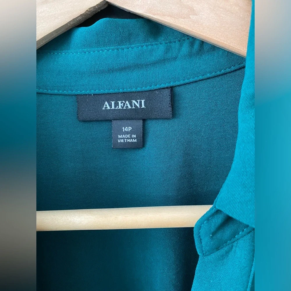 Nice green dress - Picture 4 of 7